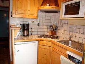 Η κουζίνα ή μικρή κουζίνα στο Appartement 4 pers. avec parking, proche pistes, animaux acceptés - FR-1-733-47