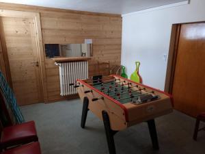a room with a foosball table in a room at Grand chalet 11 pers, 4 chambres, Sud, proche ski - FR-1-733-72 in Crest-Voland
