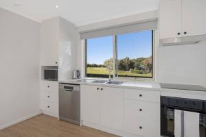 Η κουζίνα ή μικρή κουζίνα στο Logans Beach Apartments - Elements