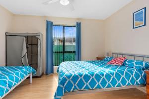 a bedroom with two beds and a window at Pascalinga 38 Carrickalinga Road in Carrickalinga