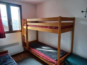 Divstāvu gulta vai divstāvu gultas numurā naktsmītnē Appartement Albiez-Montrond, 2 pièces, 5 personnes - FR-1-618-34