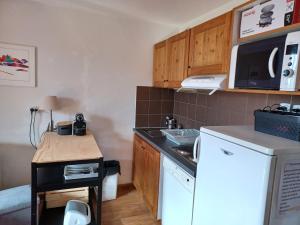 Η κουζίνα ή μικρή κουζίνα στο Appartement Albiez-Montrond, 2 pièces, 5 personnes - FR-1-618-34
