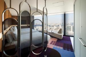 Postel nebo postele na pokoji v ubytování HOTEL GROOVE SHINJUKU, A PARKROYAL Hotel