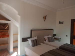 1 Schlafzimmer mit 2 Betten in einem Zimmer in der Unterkunft Atlas Resorts in Aït Ourir