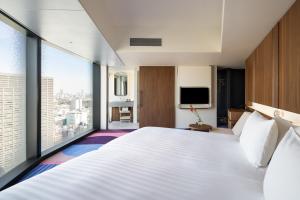 Postel nebo postele na pokoji v ubytování HOTEL GROOVE SHINJUKU, A PARKROYAL Hotel
