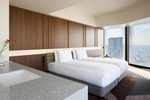 Postel nebo postele na pokoji v ubytování HOTEL GROOVE SHINJUKU, A PARKROYAL Hotel