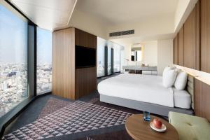 Postel nebo postele na pokoji v ubytování HOTEL GROOVE SHINJUKU, A PARKROYAL Hotel