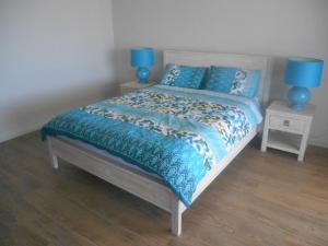 ein Schlafzimmer mit einem Bett mit zwei blauen Lampen in der Unterkunft Sea La Vu in Stansbury
