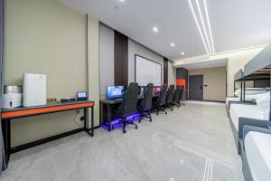 Aki峰顶电竞酒店(浦星公路店)的电视和/或娱乐中心