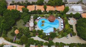 - une vue aérienne sur un complexe avec une piscine dans l'établissement Try Palace Resort Kep, à Kep