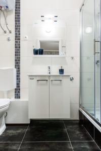 biała łazienka z umywalką i prysznicem w obiekcie Verena's Place Old Town w mieście Zadar