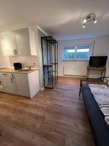 Kuchyň nebo kuchyňský kout v ubytování Garten mit einzigartigem Panoramablick UG schöne Kellerwohnung mit großem hellen Fenster - nahe Bodensee und Messe