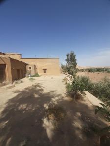 ワルザザートにあるMaison berbèreの砂漠の中の古い建物