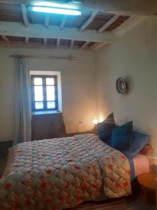 a bedroom with a bed and a window at Maison berbère in Ouarzazate