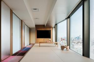 TV a/nebo společenská místnost v ubytování HOTEL GROOVE SHINJUKU, A PARKROYAL Hotel