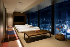 Postel nebo postele na pokoji v ubytování HOTEL GROOVE SHINJUKU, A PARKROYAL Hotel
