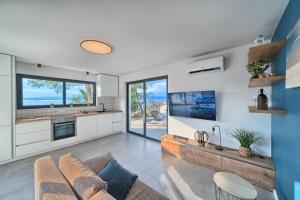 uma sala de estar com um sofá e uma mesa em Holiday house Sunset Haven Estate em Sutivan