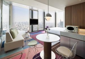 TV a/nebo společenská místnost v ubytování HOTEL GROOVE SHINJUKU, A PARKROYAL Hotel