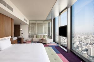 Postel nebo postele na pokoji v ubytování HOTEL GROOVE SHINJUKU, A PARKROYAL Hotel