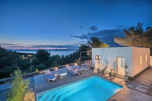 uma villa com piscina à noite em Holiday house Sunset Haven Estate em Sutivan