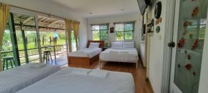 Postel nebo postele na pokoji v ubytování เขาเจ้าขา2(บ้านริมสระ)