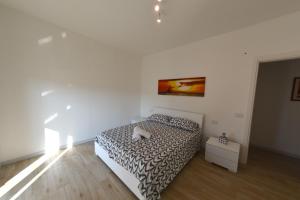 1 dormitorio con 1 cama en blanco y negro en Parco del Levante, en Bari
