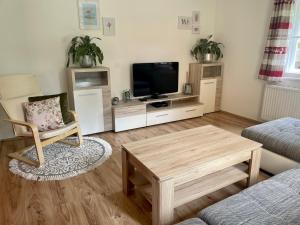 TV a/nebo společenská místnost v ubytování Lendorfer Cottage