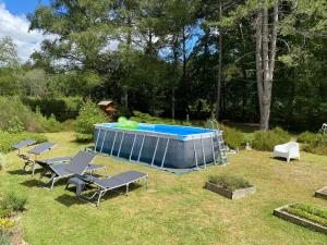 una piscina con sillas y un frisbee en ella en LES GENEBRUYERES - L'HISTOIRE D'UN REVE, en Aubigny-sur-Nère