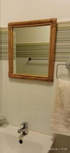 um lavatório de casa de banho com um espelho e um lavatório em Dulangan Puerto Galera Transient Place em Puerto Galera