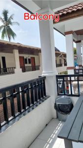- un balcon d'une maison avec un banc dans l'établissement Dormsin Social, sur les Îles Phi Phi