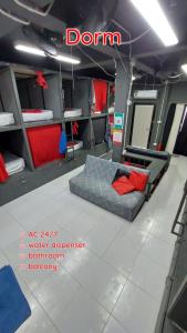 een slaapzaal met een bed in het midden van de verdieping bij Dormsin Social in Phi Phi Don