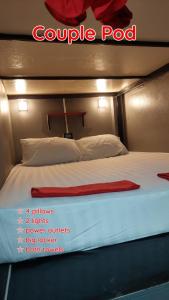 ein Schlafzimmer mit einem Bett mit einem Schild drauf in der Unterkunft Dormsin Social in Ko Phi Phi