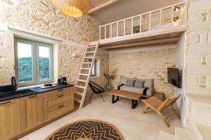 TV a/nebo společenská místnost v ubytování Amvikas suites-Sitia, by Comfortbnb