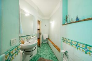 Ένα μπάνιο στο Casa Paradiso With Wonderful Panorama - Happy Rentals +27 φωτογραφίες