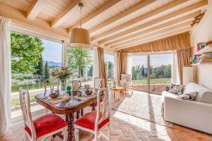 Χώρος καθιστικού στο Casa Paradiso With Wonderful Panorama - Happy Rentals