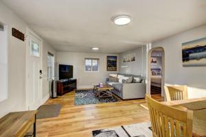un soggiorno con divano e tavolo di Little Blue Bungalow on Boise's Bench, Pet Friendly, Fully Fenced yard with doggie door! 2 miles from BSU, 5 minutes from Downtown Boise, Desk and workstation for remote workers, 2 TV's large walk-in closet, Good for mid-term stays a Boise