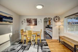 una sala da pranzo con tavolo, sedie e panca di Little Blue Bungalow on Boise's Bench, Pet Friendly, Fully Fenced yard with doggie door! 2 miles from BSU, 5 minutes from Downtown Boise, Desk and workstation for remote workers, 2 TV's large walk-in closet, Good for mid-term stays a Boise