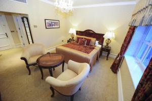 Postel nebo postele na pokoji v ubytování Kilronan Castle Hotel & Spa
