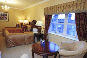 Postel nebo postele na pokoji v ubytování Kilronan Castle Hotel & Spa