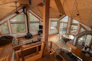 Istumisnurk majutusasutuses Alpine Recharge by KABINO Huge Views Hot tub Garage PS3 WiFi Loft