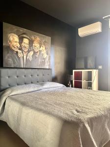 una camera da letto con un grande dipinto sul muro di Villa delle Rose a Giulianova