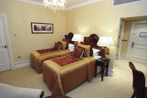Postel nebo postele na pokoji v ubytování Kilronan Castle Hotel & Spa