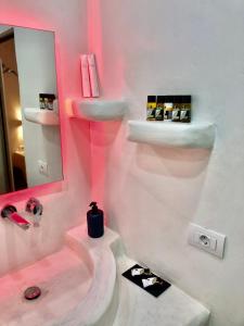 Ванна кімната в The Muses of Santorini Private Jacuzzi Suites