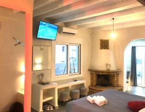 Ліжко або ліжка в номері The Muses of Santorini Private Jacuzzi Suites