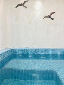 Зображення з фотогалереї помешкання The Muses of Santorini Private Jacuzzi Suites у місті Vóthon