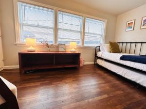 una camera con un letto e una scrivania con due lampade di Celebration Chalet! Quant, cozy, a few blocks from BSU and close to downtown Boise, Fireplace, 4 beds, and seating for 6 Pets Welcome! a Boise