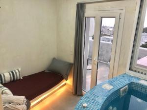 Ліжко або ліжка в номері The Muses of Santorini Private Jacuzzi Suites