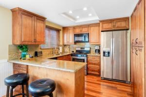 Kuchyň nebo kuchyňský kout v ubytování Juniper Coastal Home Charming Townhome close to the beach with updated interior and gas grill + 16 fotografií