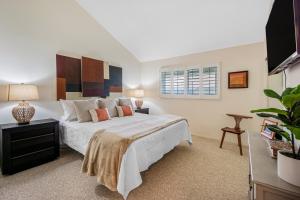 Postel nebo postele na pokoji v ubytování Juniper Coastal Home Charming Townhome close to the beach with updated interior and gas grill