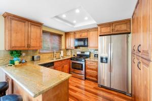 Kuchyň nebo kuchyňský kout v ubytování Juniper Coastal Home Charming Townhome close to the beach with updated interior and gas grill